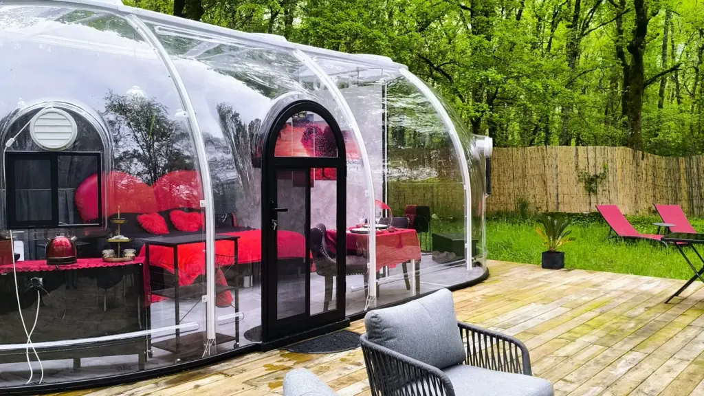 Les Bois de Morphée : dôme transparent et sa terrasse en pleine forêt