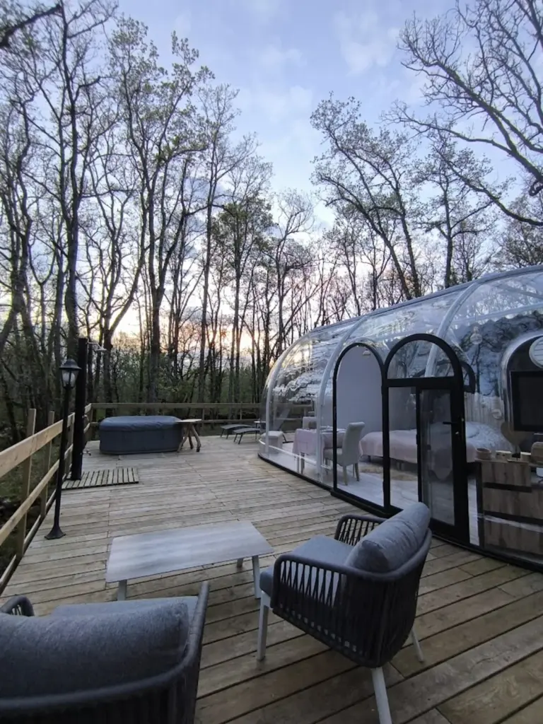 Les Bois de Morphée : dôme sur sa terrasse en bois au crépuscule