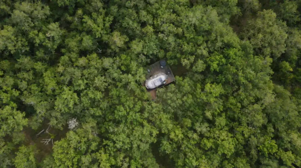 Les Bois de Morphée : vue du ciel du dôme au milieu des chênes