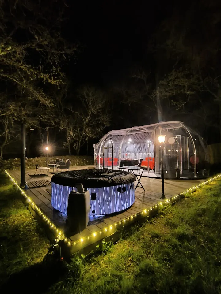 Les Bois de Morphée : spa privatif éclairé la nuit