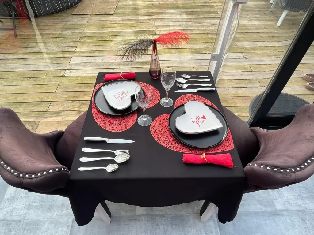 Les Bois de Morphée : table dressée pour un dîner en amoureux
