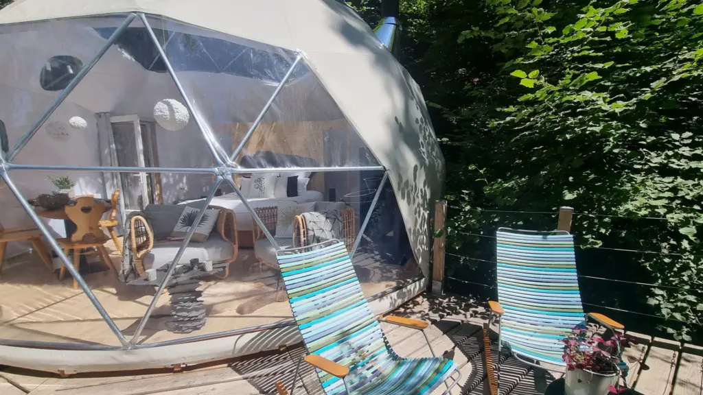 Les Bulles d'Aulps : dôme transparent et sa terrasse en forêt