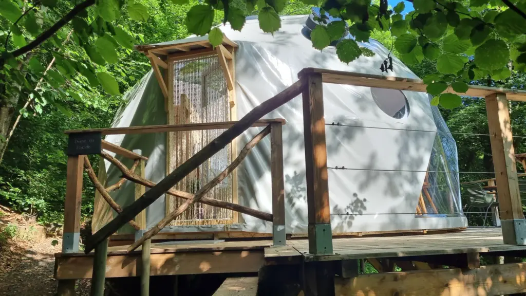 Les Bulles d'Aulps : dôme sur sa terrasse au bord du ruisseau