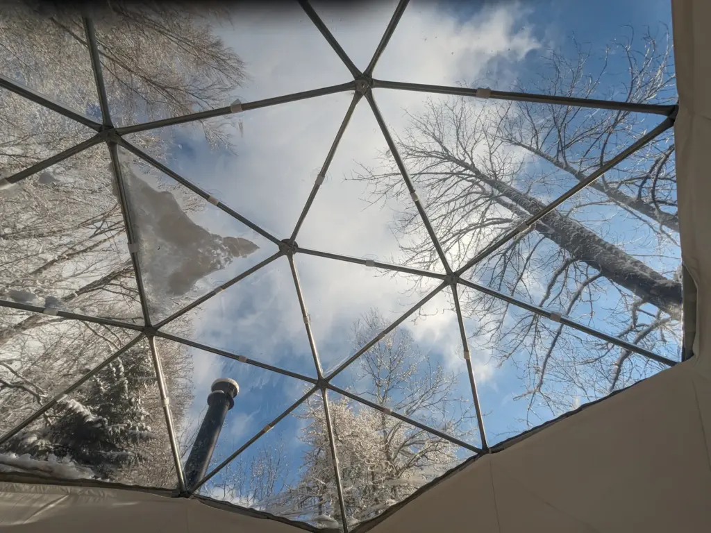 Les Bulles d'Aulps : le ciel à travers le dôme transparent