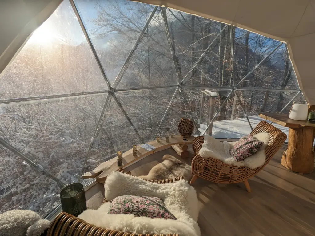 Les Bulles d'Aulps : dôme sous le givre en hiver