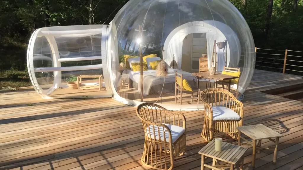 Les Bulles de Bordeaux : bulle transparente sur sa terrasse en bois en pleine forêt