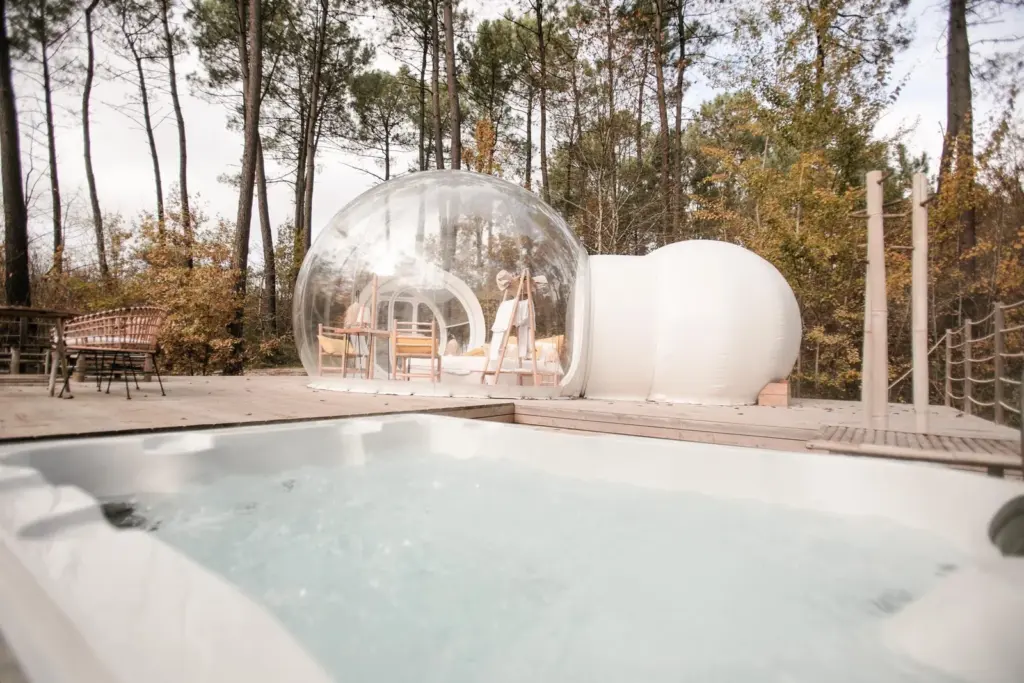 Les Bulles de Bordeaux : jacuzzi privatif devant la bulle