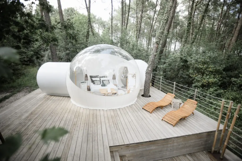 Les Bulles de Bordeaux : bulle et transats sur la terrasse au milieu des pins