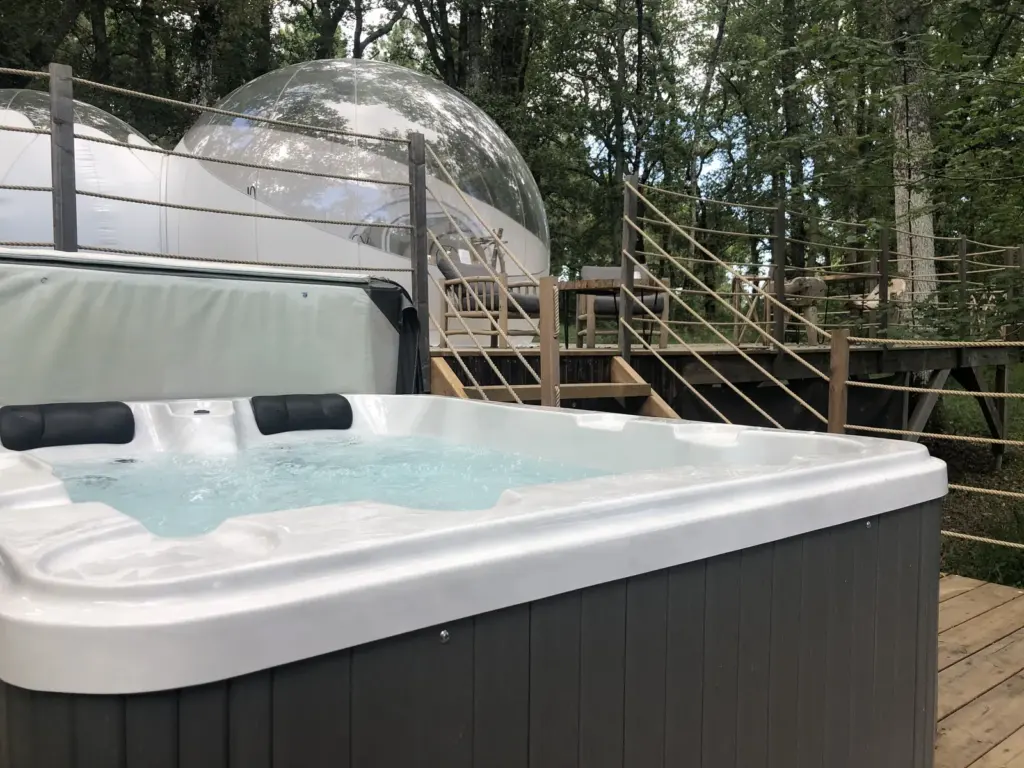 Les Bulles de Bordeaux : jacuzzi sur la terrasse surélevée