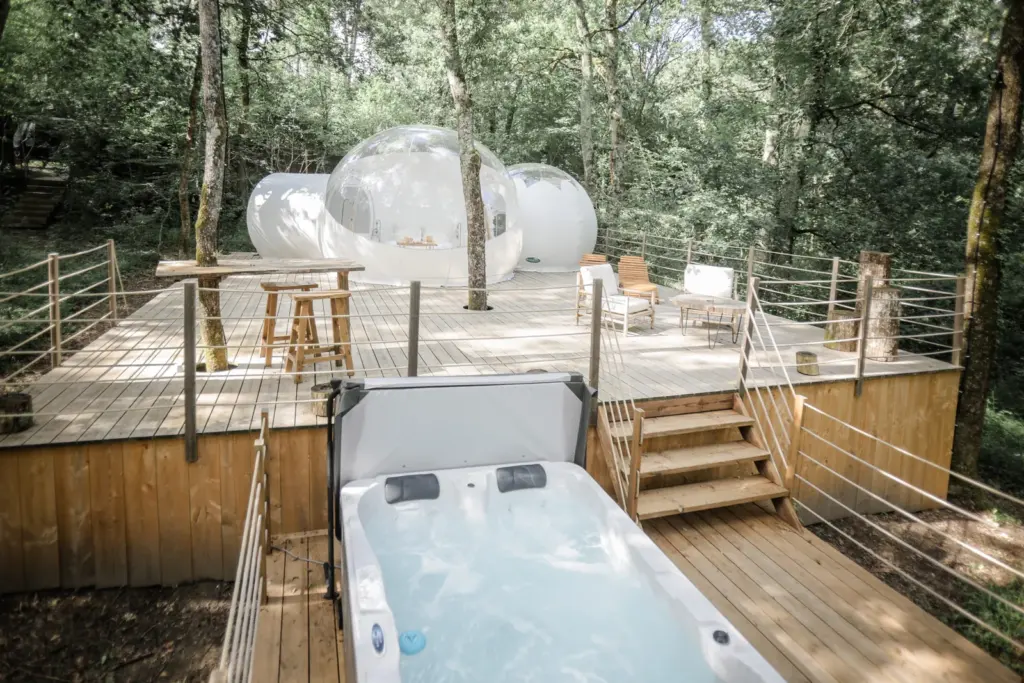 Les Bulles de Bordeaux : terrasse avec jacuzzi au cœur de la forêt