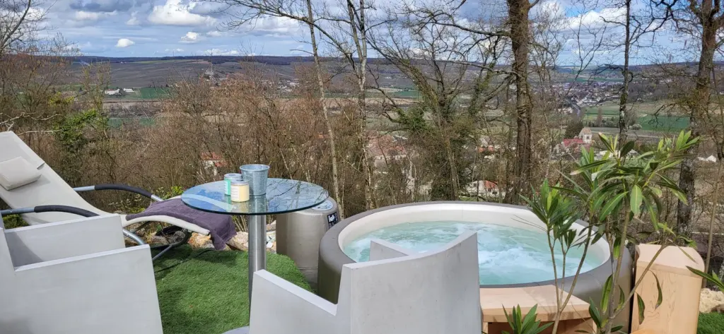 Les Bulles du Coq de Champagne : jacuzzi privatif face à la vallée de la Marne