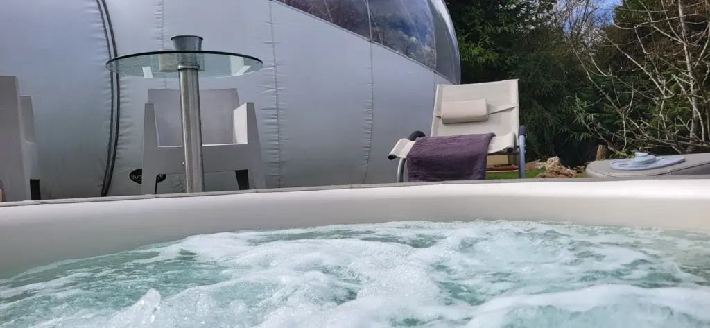Les Bulles du Coq de Champagne : jacuzzi devant la bulle