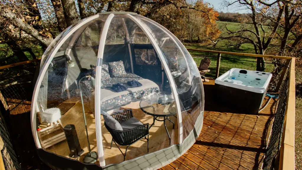 Les Bulles Perchées de Lartigue : bulle perchée et son spa au sommet du chêne