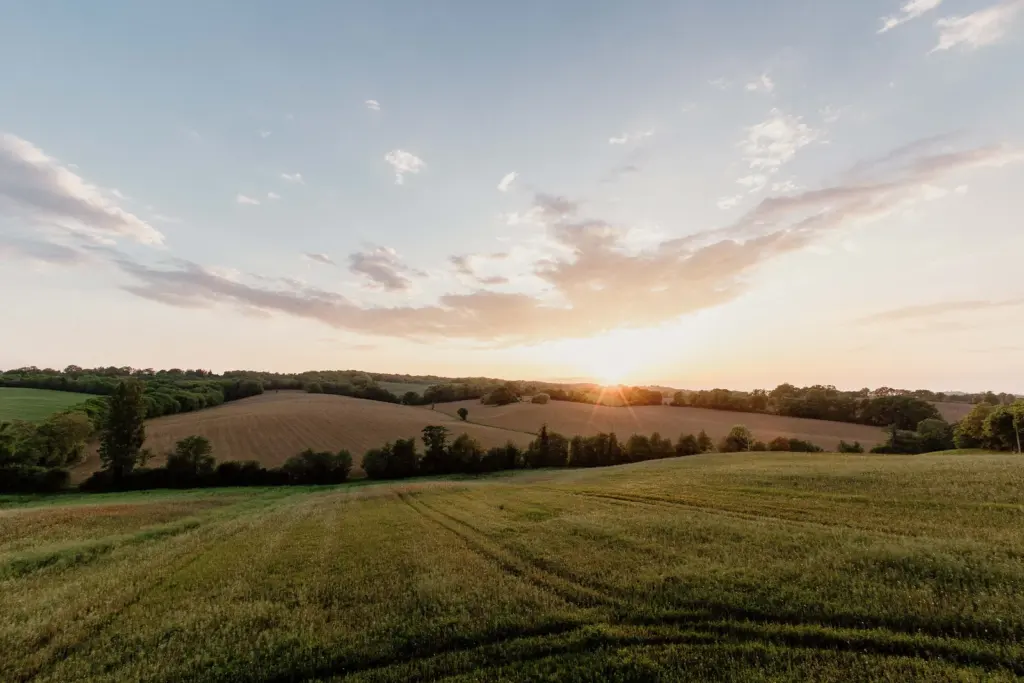 Les Bulles Perchées de Lartigue : coucher de soleil sur les vallons du Gers