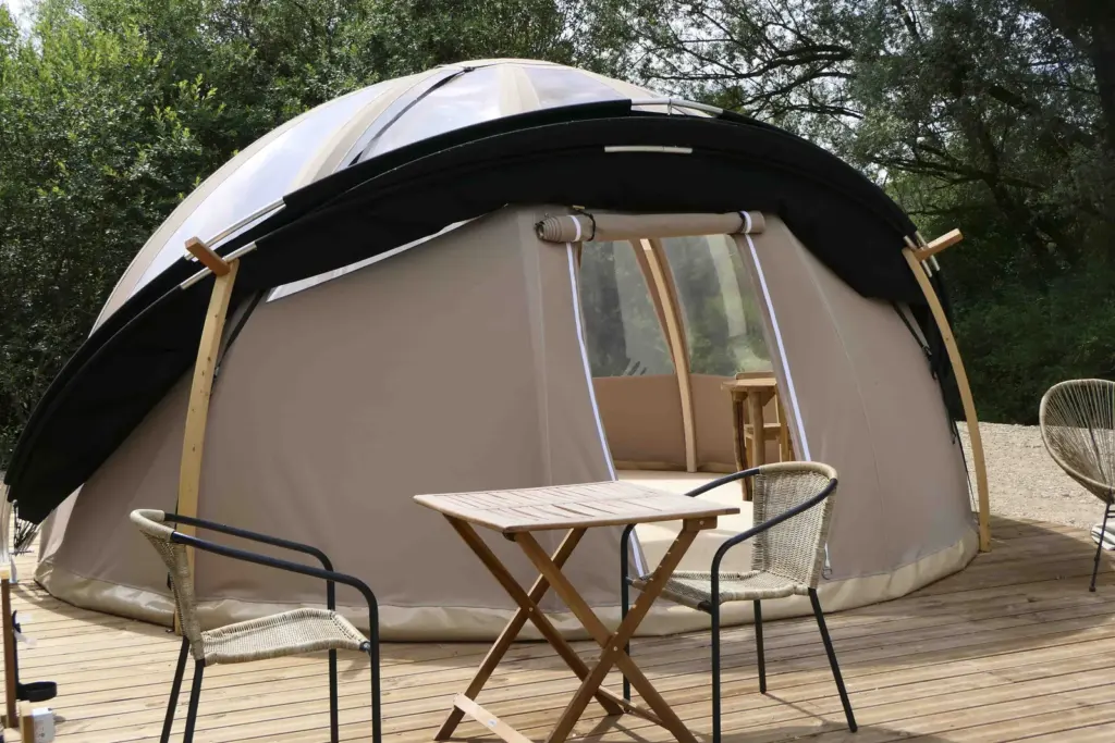Les Cabanes Flottantes : terrasse de la bulle