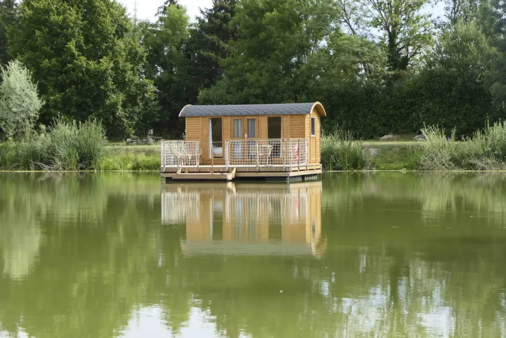 Les Cabanes Flottantes : étang du domaine et cabane flottante