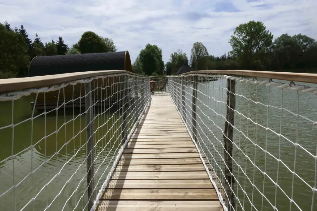 Les Cabanes Flottantes : ponton sur l'étang