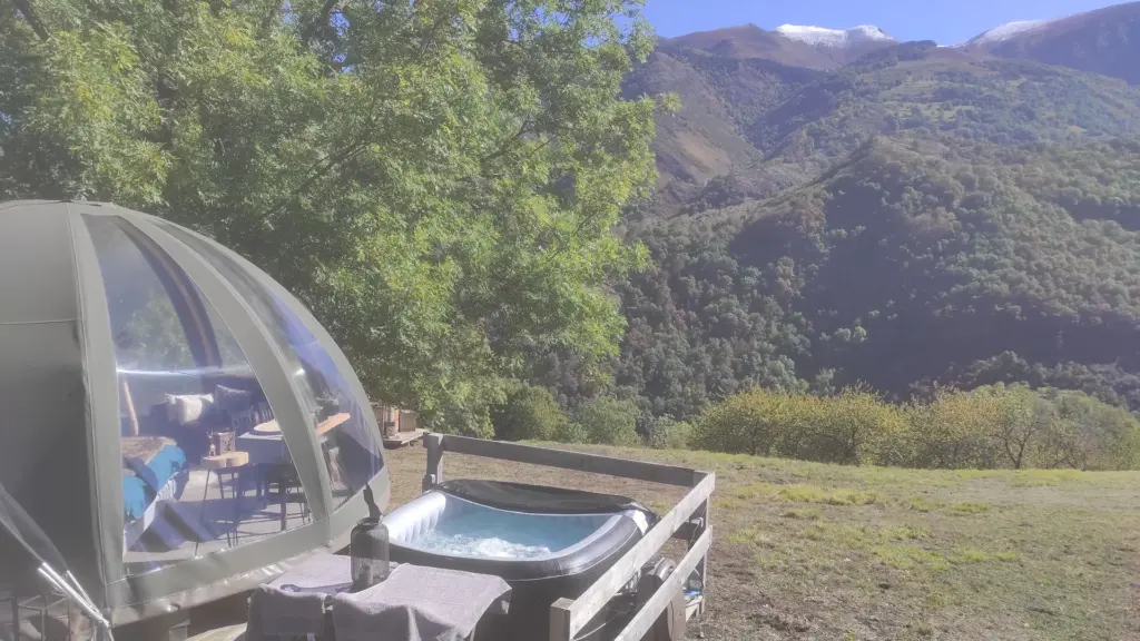 Les Cocons Pyrénéens : dôme transparent face aux montagnes des Pyrénées