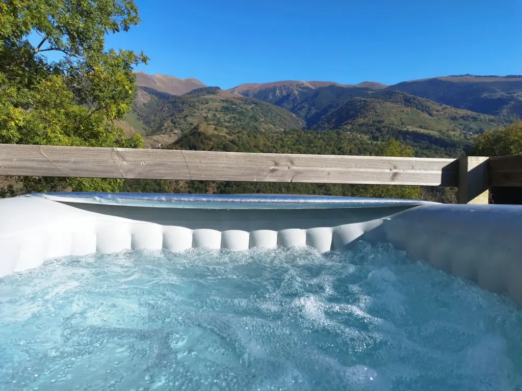 Les Cocons Pyrénéens : spa privatif face aux montagnes