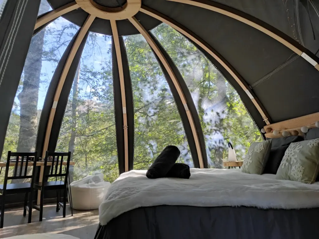 Les Cocons Pyrénéens : chambre de La Tanière
