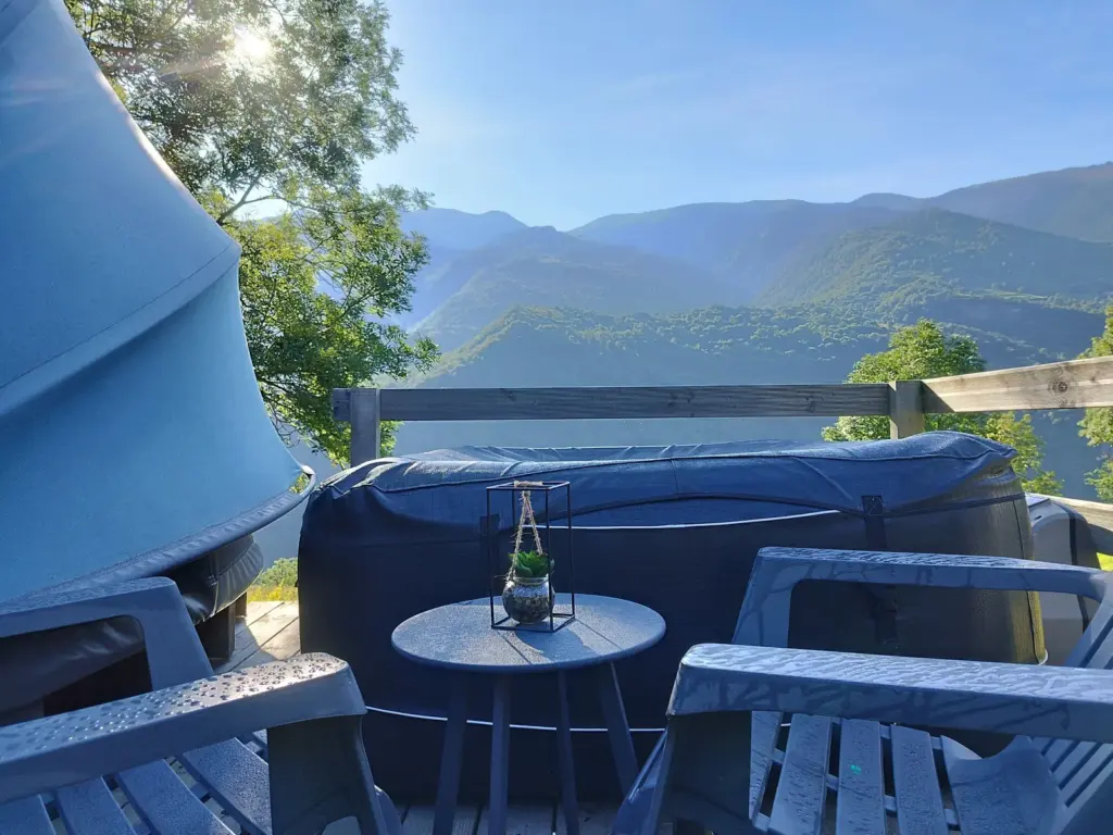 Les Cocons Pyrénéens : terrasse et spa