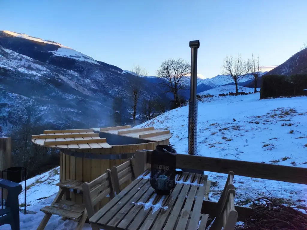 Les Cocons Pyrénéens : terrasse enneigée