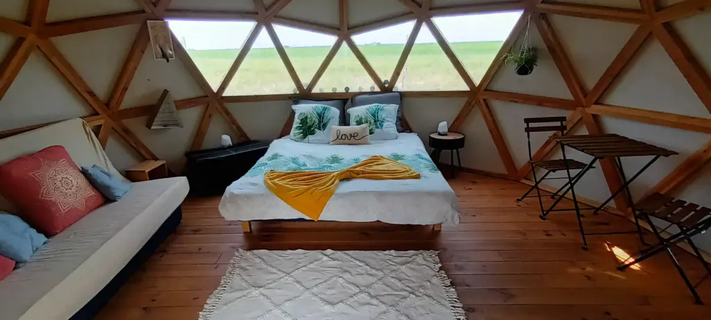 Les Écogîtes de la Sablière : intérieur de la bulle et lit sous les vitres du toit