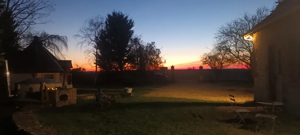 Les Écogîtes de la Sablière : coucher de soleil sur le domaine