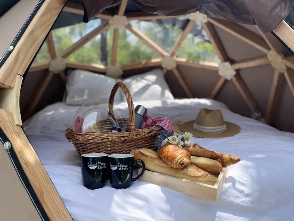 Les Étangs de la Bassée : panier petit-déjeuner sur le lit