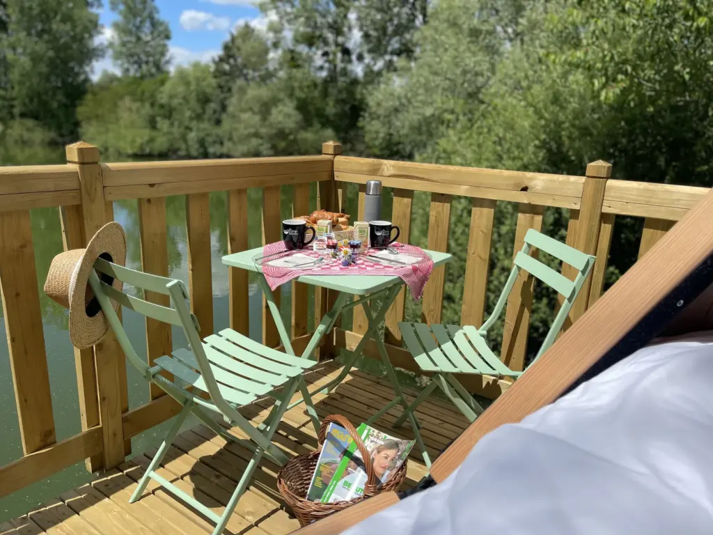 Les Étangs de la Bassée : terrasse avec vue sur l'étang
