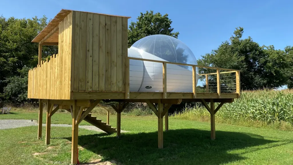 Les Insolites de Sophie : bulle sur sa terrasse sur pilotis dans la campagne