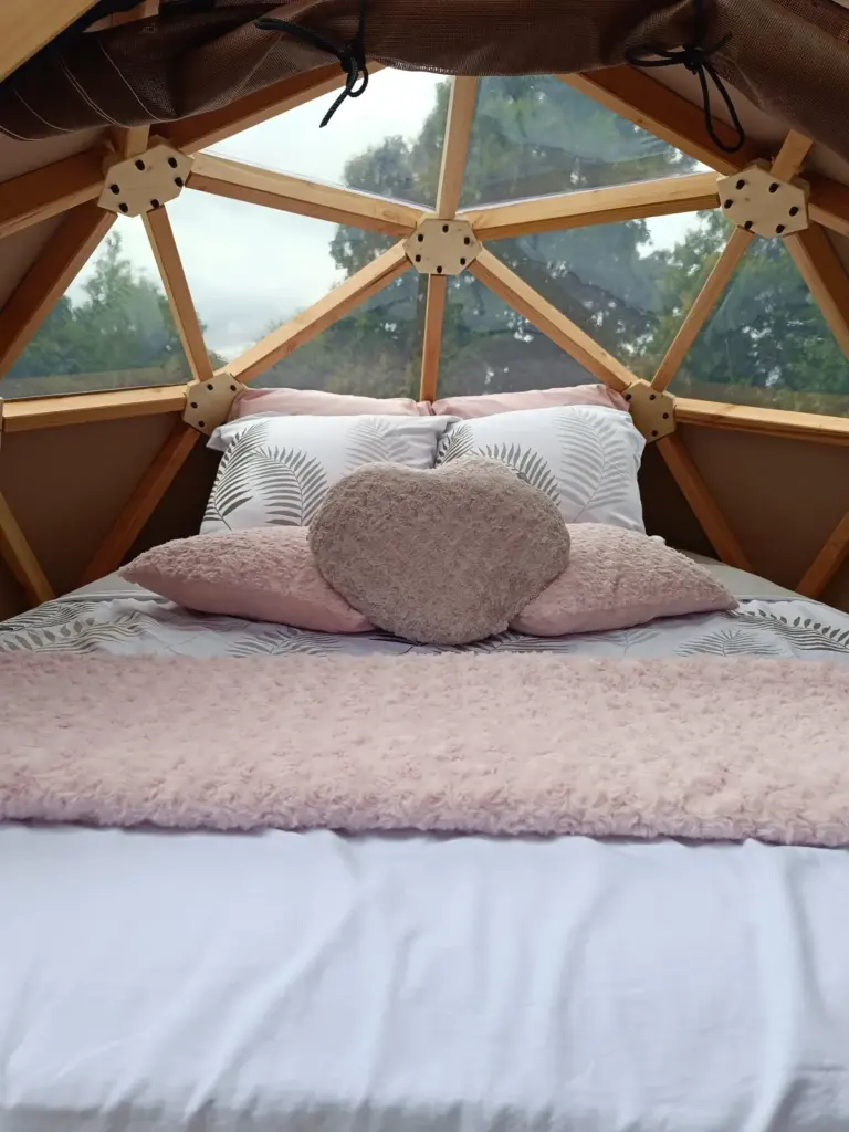 Les Insolites du Val André : vue sur le ciel depuis le lit