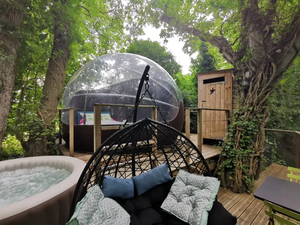 Les Roulottes du Trieux : spa et fauteuil suspendu sur la terrasse