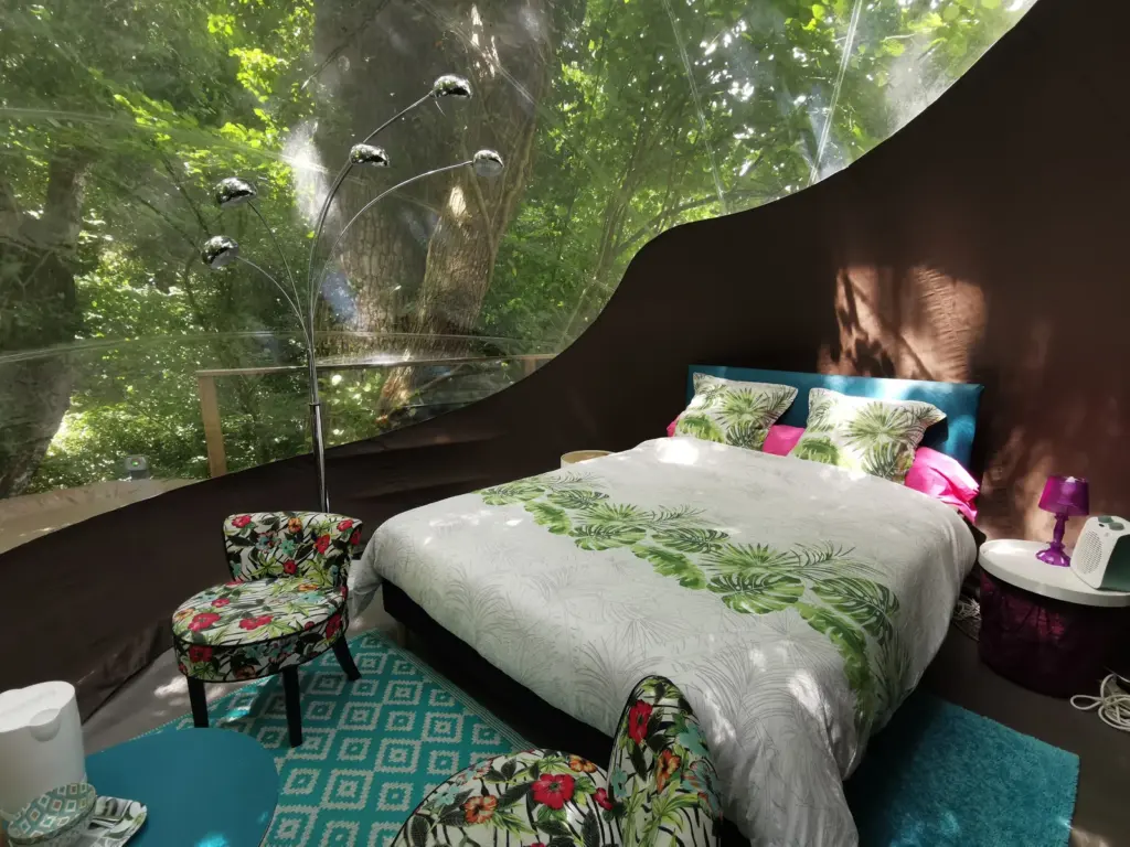 Les Roulottes du Trieux : chambre de la bulle avec lit king size