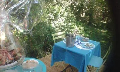 Les Roulottes du Trieux : table dressée sur la terrasse