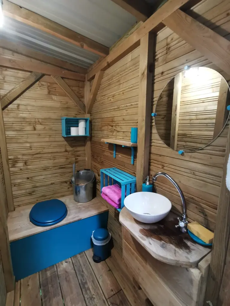 Les Roulottes du Trieux : cabinet de toilette