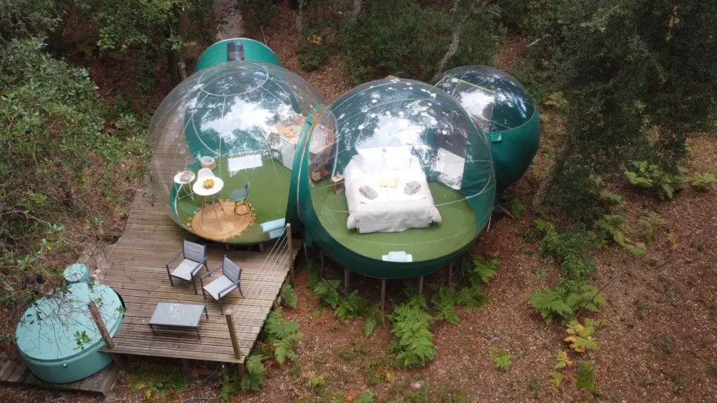 Lo Rey du Lac : vue du dessus de la bulle, de sa terrasse et du jacuzzi