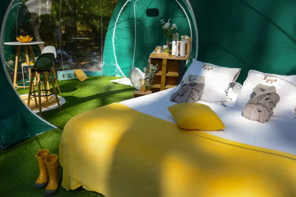 Lo Rey du Lac : lit queen size dans la Bulle Verte