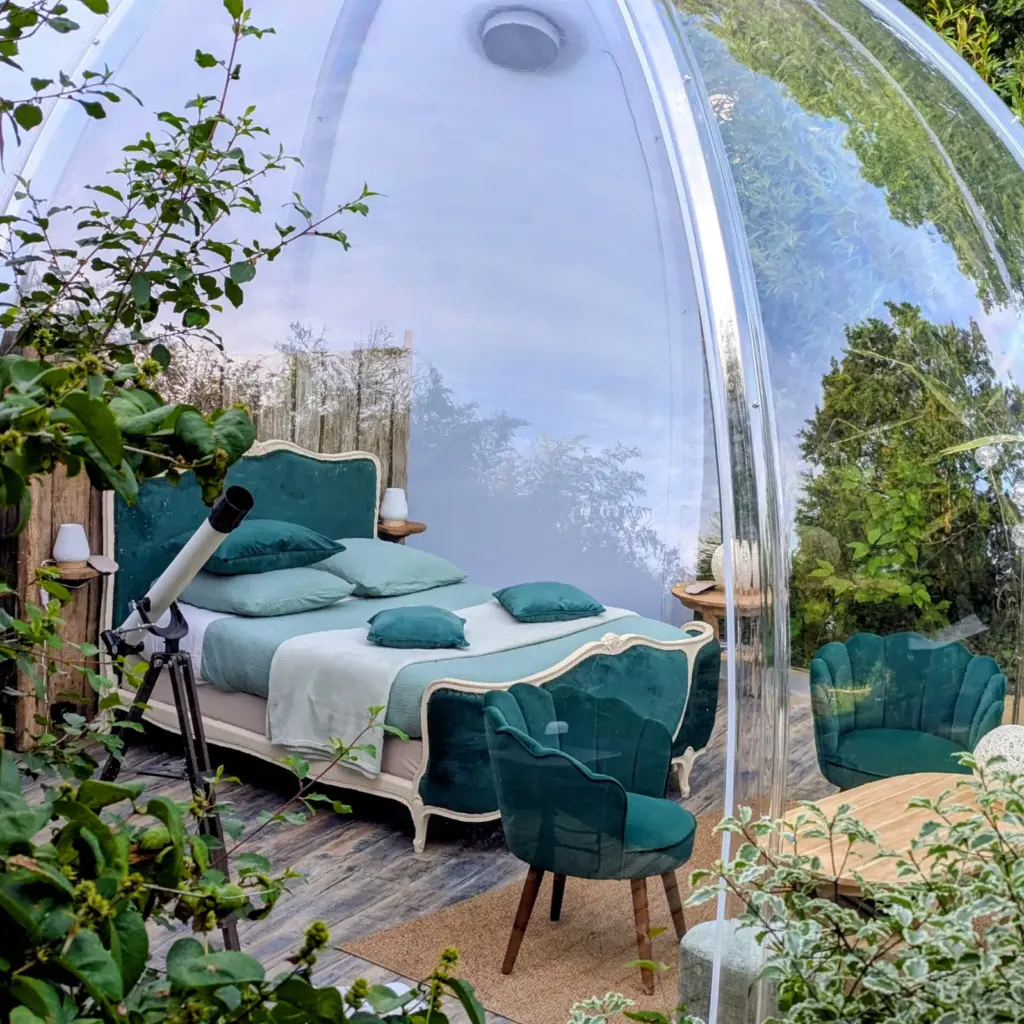 Manoir de l'Alleu : intérieur de la Bulle Céleste et son lit de style Louis XV