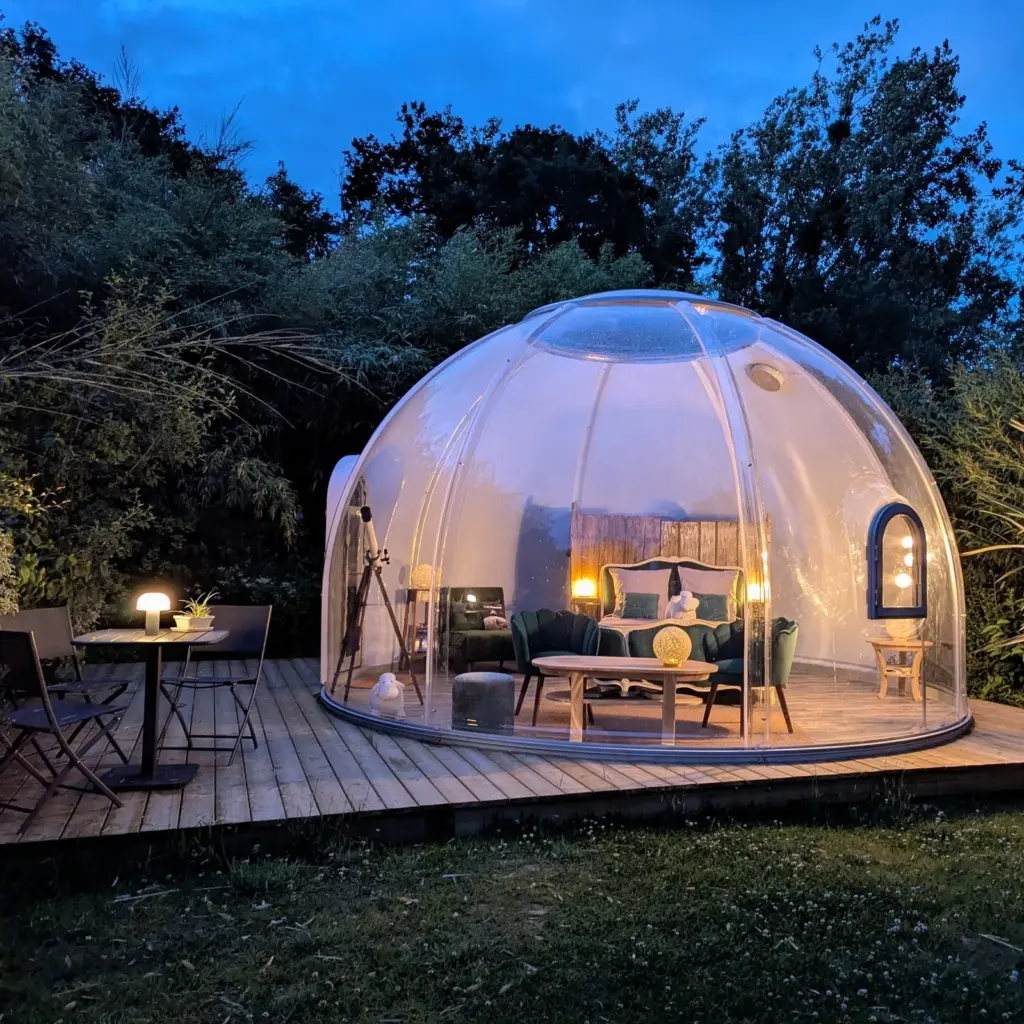 Manoir de l'Alleu : bulle éclairée au crépuscule