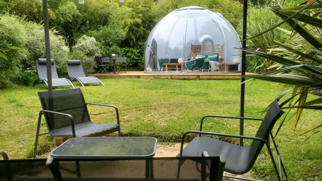 Manoir de l'Alleu : salon de jardin devant la bulle
