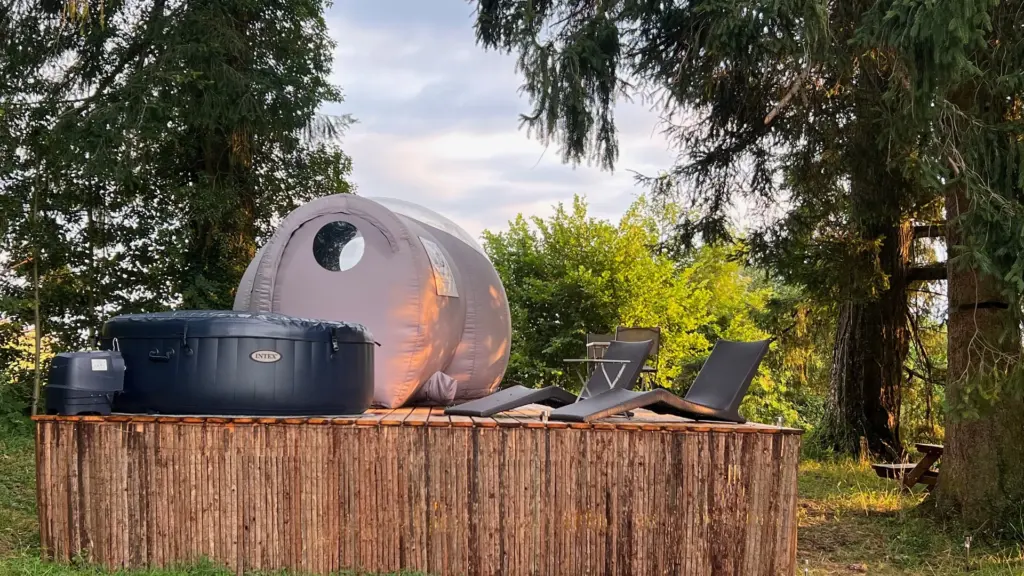 Monchâteau Étoilé : bulle transparente et son spa sur la terrasse en bois