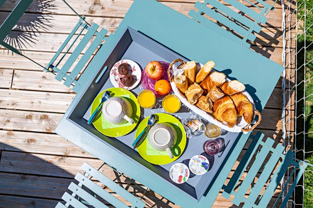 Monchâteau Étoilé : petit-déjeuner servi sur la terrasse