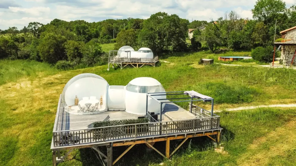 Noct'en Bulles : bulle posée sur sa terrasse en bois au milieu de la prairie