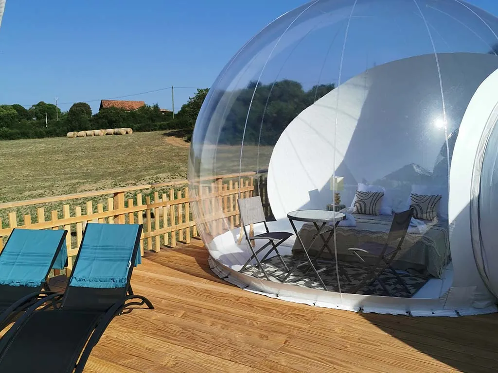 Noct'en Bulles : bulle transparente et transats sur la terrasse