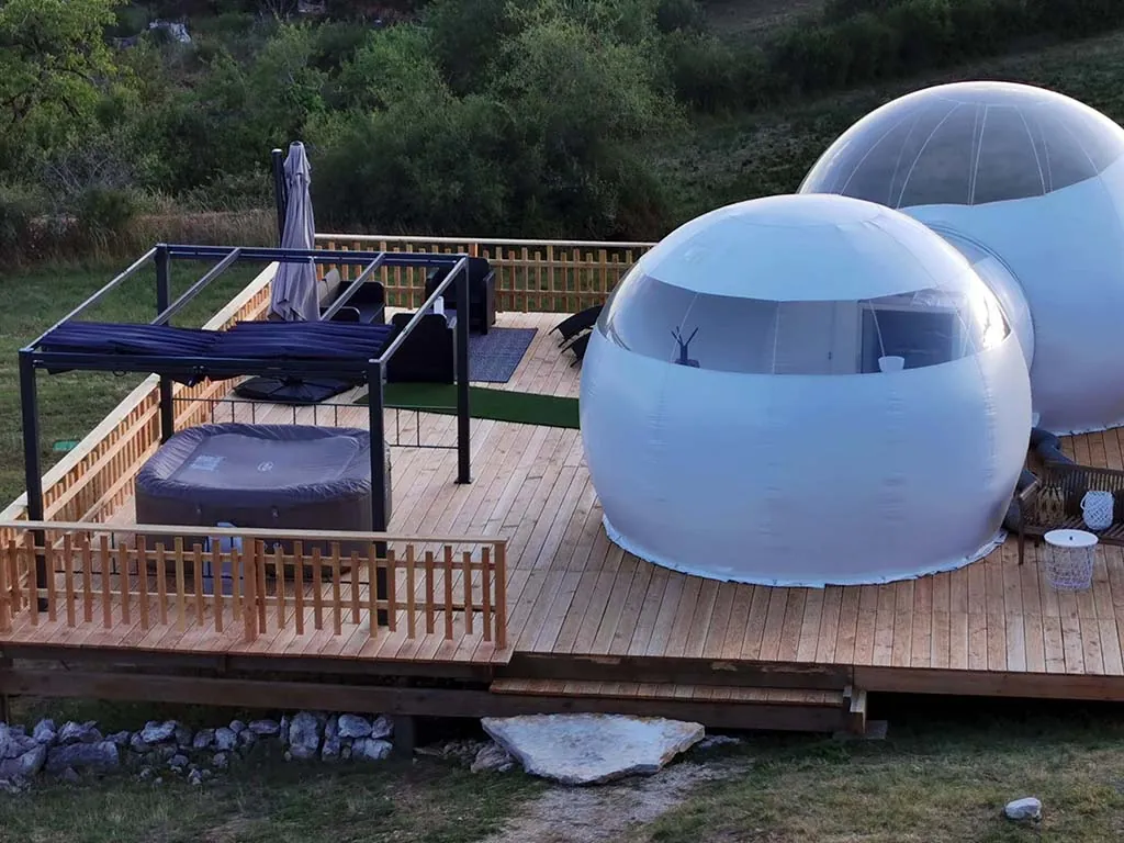 Noct'en Bulles : terrasse avec salon et bulle de luxe