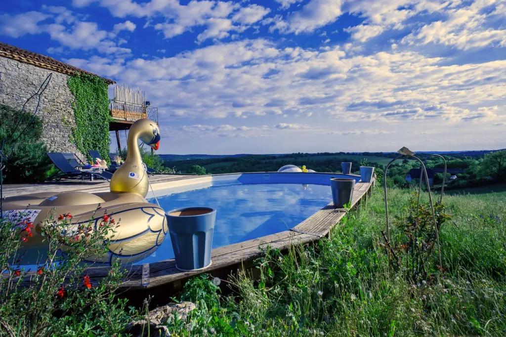 Noct'en Bulles : piscine du domaine avec vue sur la campagne