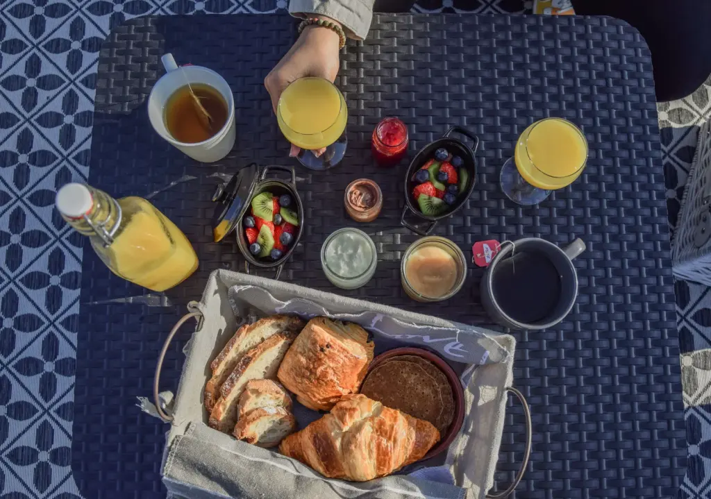 Noct'en Bulles : petit-déjeuner servi sur la terrasse