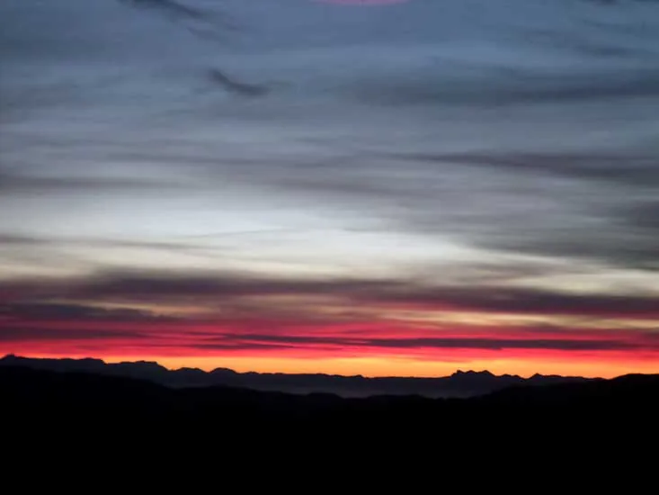 Nuits d'y Cîmes : coucher de soleil sur les montagnes