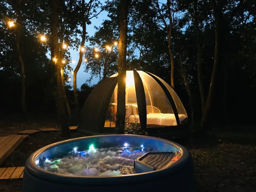 Ô Cocon du Lauragais : spa illuminé devant le dôme
